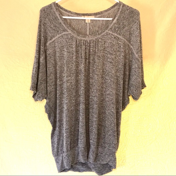 Forever 21 Tops - comfy gray soft short sleeve top - incredibly soft & flattering. V neck